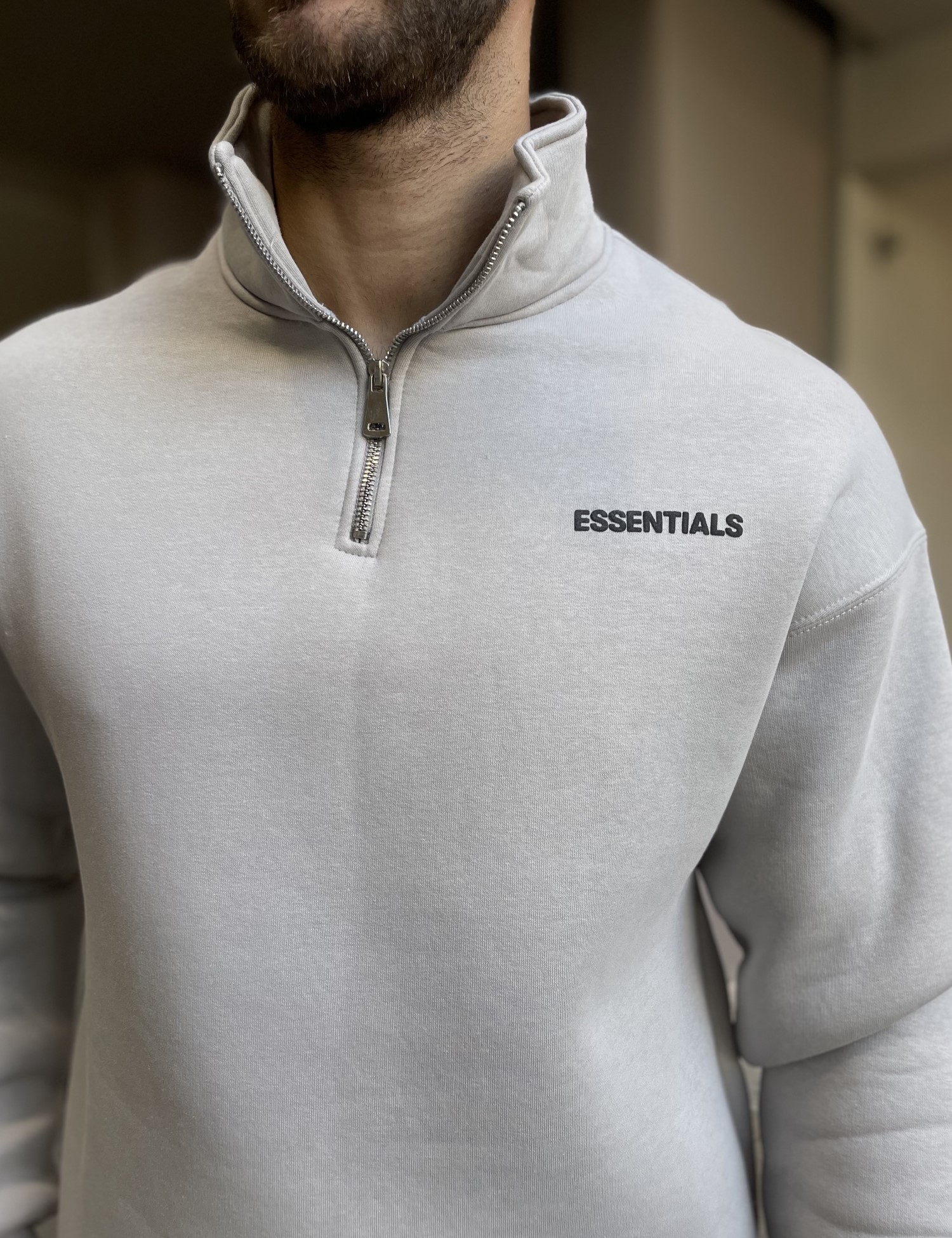 Ανδρικό γκρι φούτερ με μισό φερμουάρ και λογότυπο στο στήθος ES26003G φωτογραφία